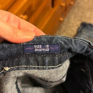 13/32 Vigoss bootcut jeans. Beautiful detail on pockets and crystal buttons